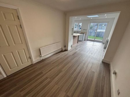 3 bedroom semi-detached house to rent - Photo 2