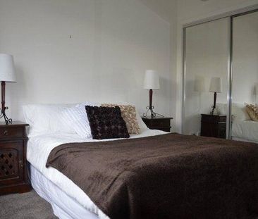 Fully furnished 2-bedroom apartment near Monash Uni (Caulfield) - Photo 1