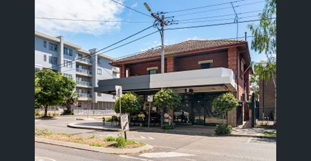 Charming and Completely Renovated Townhouse in a Sought-After Location - Photo 2