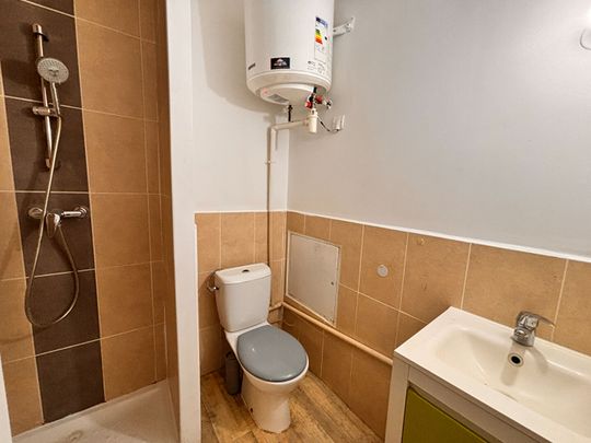 NIMES- MAGNIFIQUE MAISON DE VILLE T3 DE 60 M2 AVEC COUR , - Photo 1