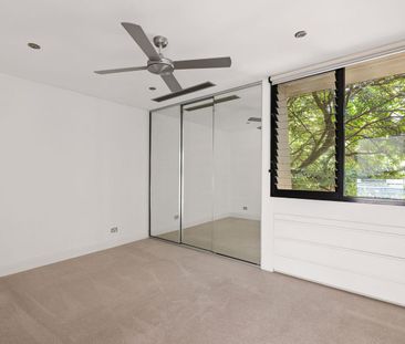 Large, renovated & immaculate dual-level residence - Photo 5