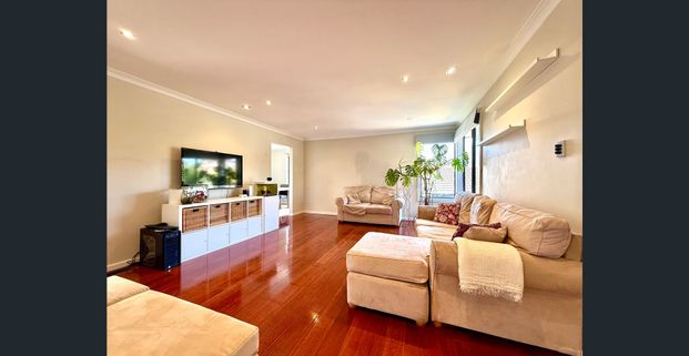 Low Maintenance Modern Living – East Doncaster Secondary College Zoned! - Photo 1