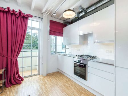 Spacious studio apartment located in the heart of Wandsworth close to Southside Shopping Center. The property is furnished and benefits from a private balcony. - Photo 2