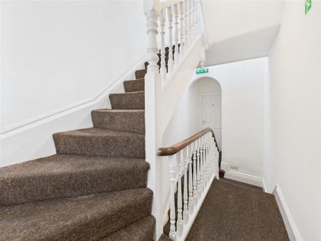 8 bedroom end of terrace house to rent - Photo 5