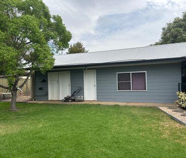 Three bedroom, two bathroom house in South - Photo 4