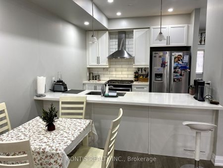 Condo Townhouse For Lease | S8082816 - Photo 2