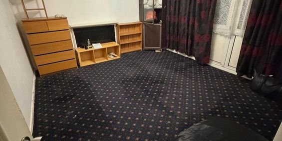 1 bedroom in a flat share to rent - Photo 3