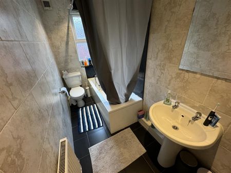 Newport Mount, Burley, LS6 3DB, Leeds - Photo 4