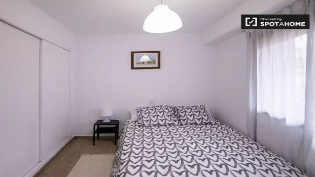 Rooms for rent in 5-bedroom apartment in Aiora - Photo 1