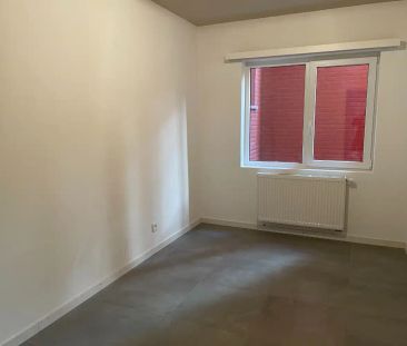 Ongemeubeld appartement met twee slaapkamers. Aan de achterkant van... - Foto 3