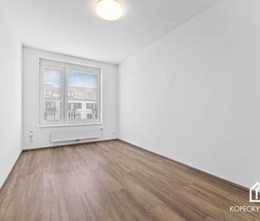 Pronájem bytu 2+kk s terasou a garážovým stáním - Фото 2