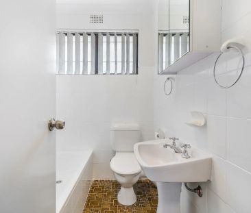 SPACIOUS TOWNHOUSE LIVING - Photo 6