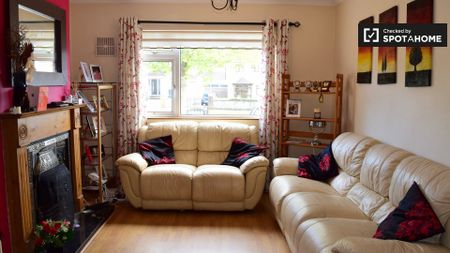 Light room in 4-bedroom apartment in Dublin - Photo 2