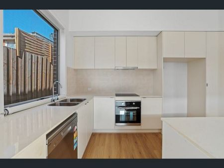 Modern, Low-Maintenance Living in the Heart of Drouin - Photo 5