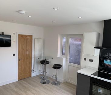 5 Bed Semi-Detached House, Mayfield Road, SO17 - Photo 6