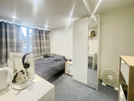 Nobles Way, Egham, Surrey, TW20 9RJ - Photo 2