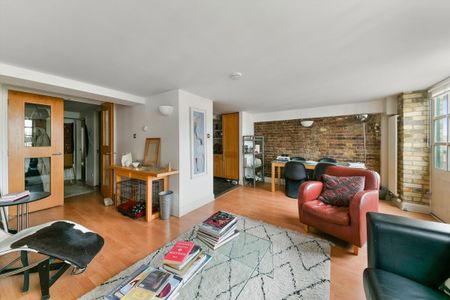 Two bedroom apartment to rent in this popular warehouse conversion close to Wapping Station. - Photo 4