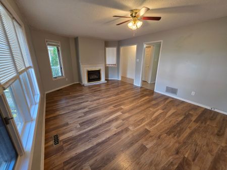 For Lease - 199 Livingstone Street, Barrie, Ontario - Photo 2