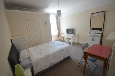 1 bedroom in a house share to rent - Photo 5