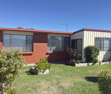 Family-Friendly 3-Bedroom Home in Handy Location - Photo 5