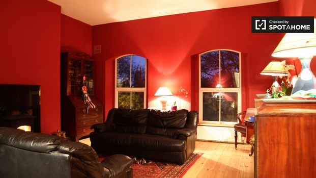 Cozy room in 3-bedroom house in Stoneybatter, Dublin - Photo 1