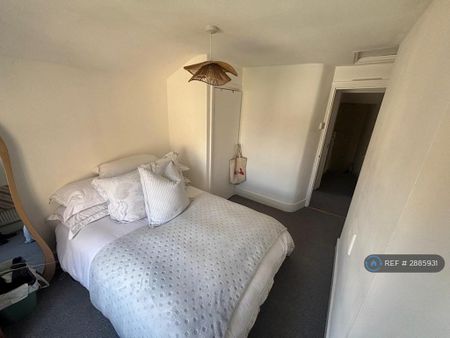 1 bedroom in a flat share to rent - Photo 3