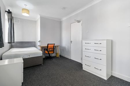 4 bedroom semi-detached house to rent - Photo 3