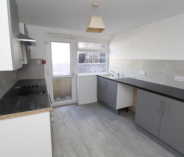 2 bedroom ground floor flat to rent - Photo 2