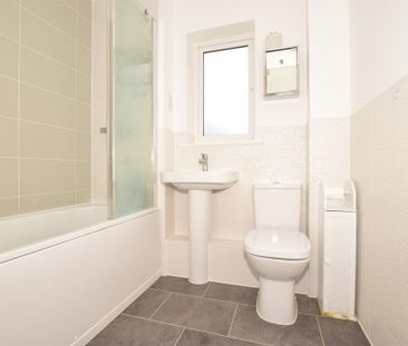 2 bedroom ground floor flat to rent - Photo 2