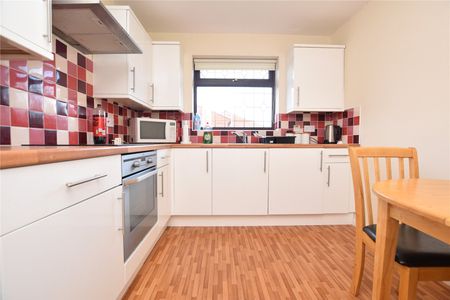 27, Perth Drive, Tingley, Wakefield, West Yorkshire, WF3 1TZ - Photo 2