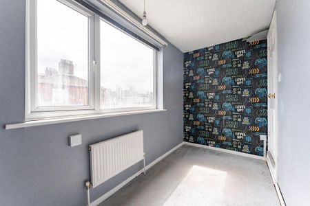 4 bedroom end of terrace house to rent - Photo 4