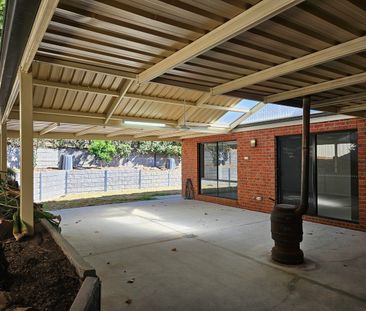 FAMILY LIVING WITH SPACE TO ENTERTAIN!! - Photo 5