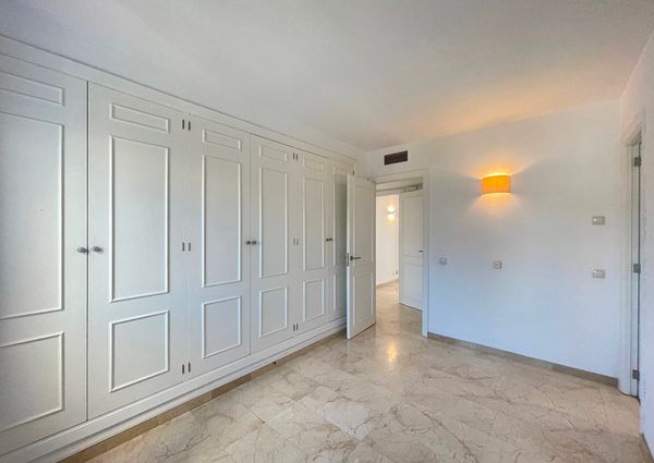 Elegante apartamento con terraza, piscina, vistas al mar, parking, 3 dormitorios. San Agustin, Palma.