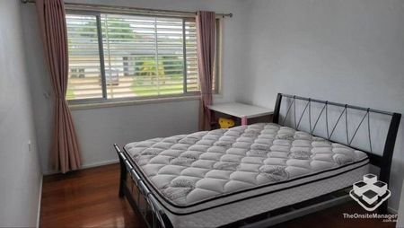 Furnished/Bill Incl 4 Bedroom Upper Flat - Photo 3