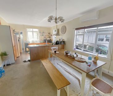 Spacious 3-Bedroom Home with Sea Views & Ample Parking - Photo 3