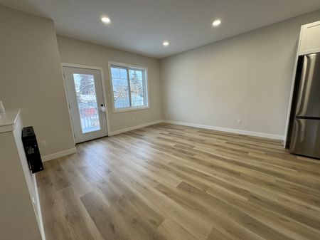 3 Bedroom Triplex - Ready for it's First Tenants! 1 Month Free Rent! - Photo 4