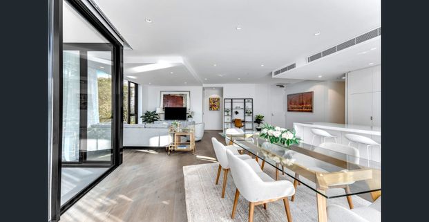 Luxurious, Fully Furnished, With Everything Around The Corner - Photo 1