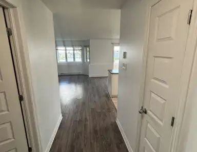 Spacious 4½ in Aylmer w/ 2 Parking spots & A/C - Avail Sept 1 | 1 - 137 Rue de la Fabrique, Gatineau - Photo 1