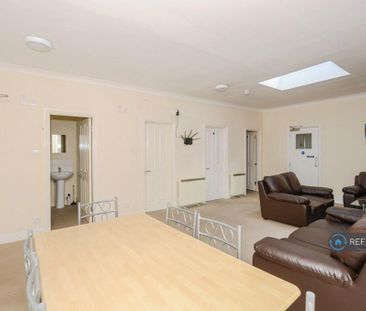 1 bedroom in a flat share to rent - Photo 2