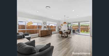 IMMACULATE FAMILY HOME IN SHORELINE - Photo 2