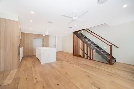 Brand new 4-bedder town home in top school catchment - Photo 4