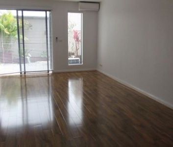 Modern 3 Bedroom Townhouse in Trendy Location! - Photo 5