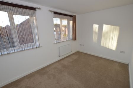 3 Bedroom Semi-Detached House - Photo 2