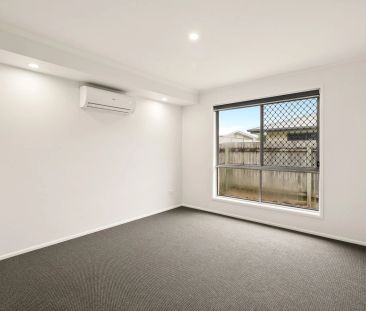 Spacious Family Home in Prime Location - walk to school and shops! - Photo 5