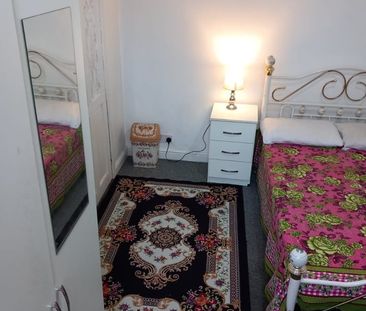 Room in a Shared House, Plashet Grove, E6 - Photo 6