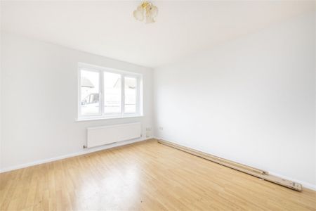 3 bed House - Semi-Detached To Let - Photo 2