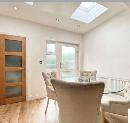 3 BEDROOM PROPERTY IN LE5 - Photo 2