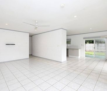Fully Air Conditioned and Fully Tiled - Solar - Single Carport - Photo 2