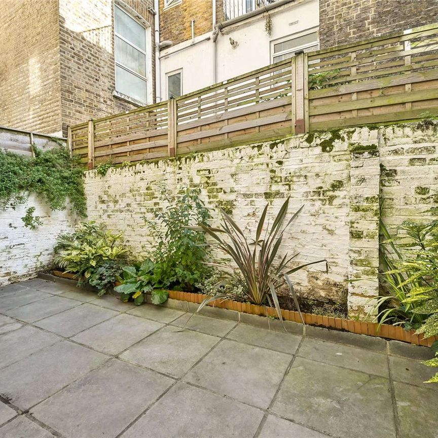 **PET FRIENDLY** A very well kept and presented two double bedroom garden apartment in Maida Vale. - Photo 1