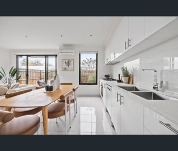 33 Bailey Crescent, Oak Park, Vic 3046 - Photo 3